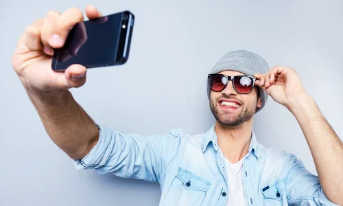 man-holding-phone-for-selfie